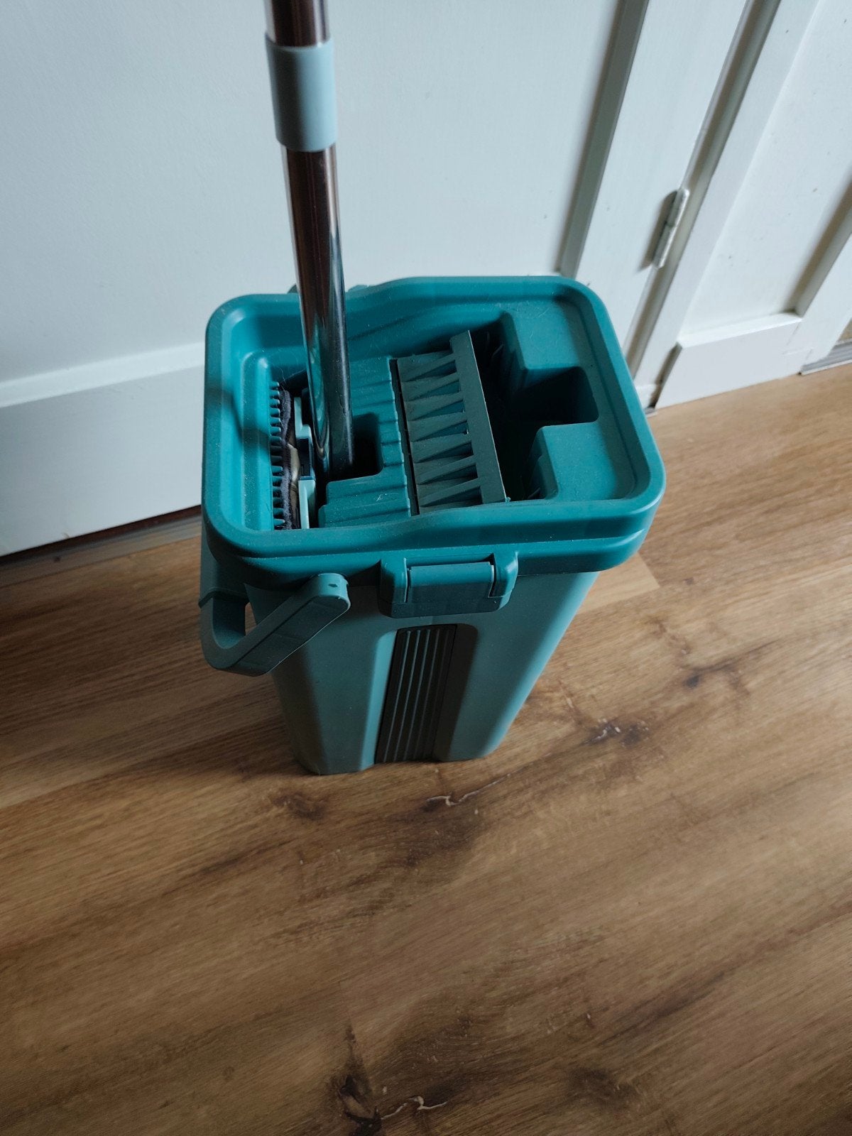 Handig deelsysteem met schoon en vuilwater tank. Nieuwstaat!, Huis en Inrichting, Emmers, Ophalen, Zo goed als nieuw, Kunststof