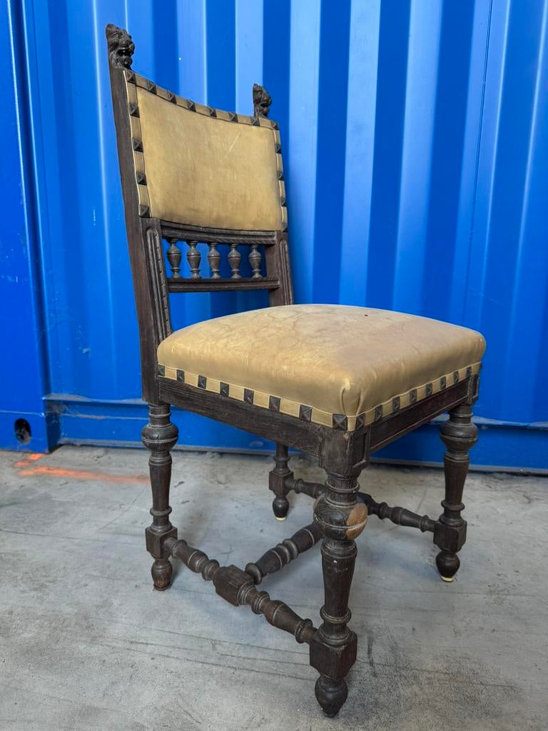 3 Eiken stoelen met leeuwenkop, Ophalen