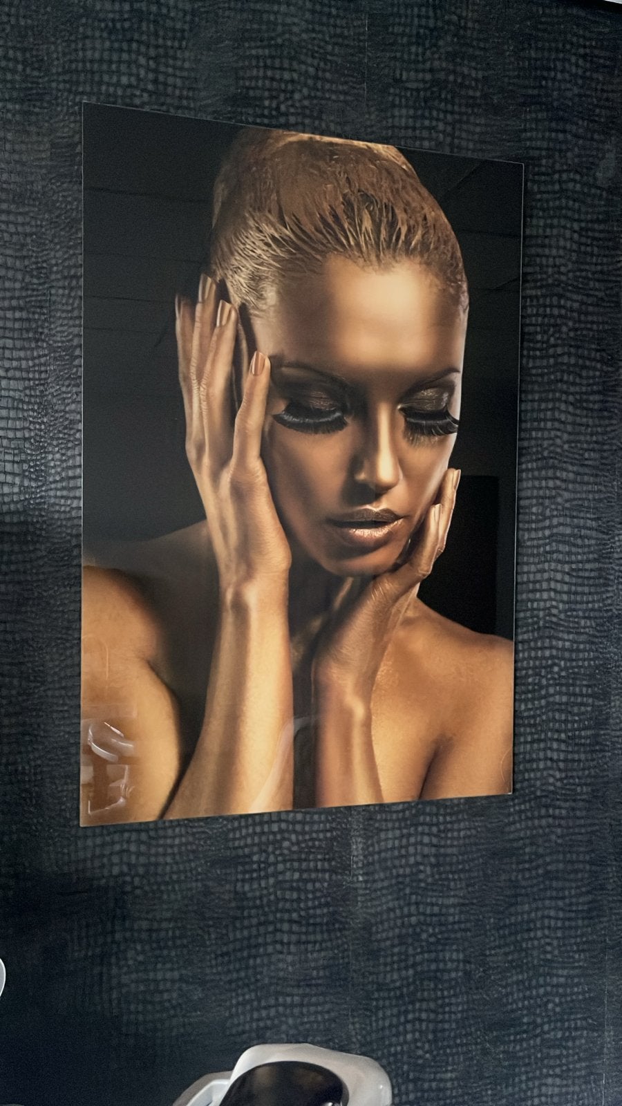 Groot glazen schilderij: Vrouw met goudaccenten (116x87cm), Antiek en Kunst, Kunst | Schilderijen | Modern, Ophalen, Glas, Achter glas