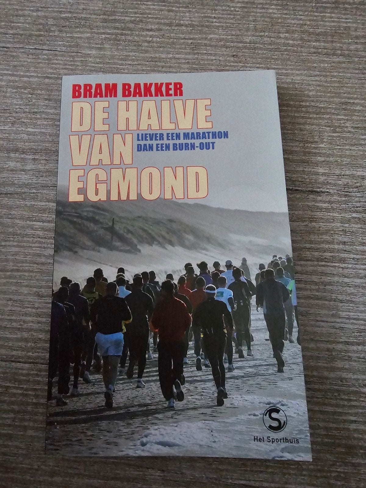 De Halve van Egmond - Bram Bakker (Hardlopen), Boeken, Ophalen of Verzenden, Gelezen, Bram Bakker