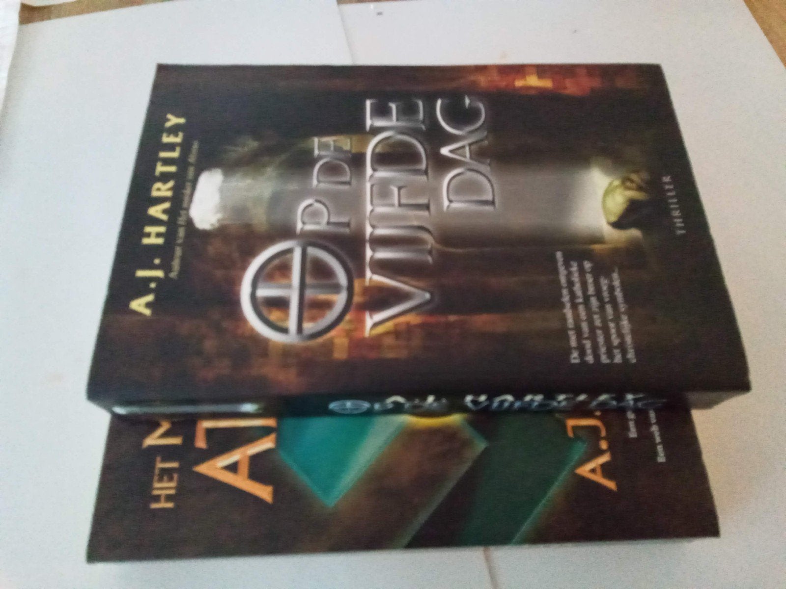 2 Thrillers van Schrijver ( A.J.Hartley, Ophalen of Verzenden, Gelezen