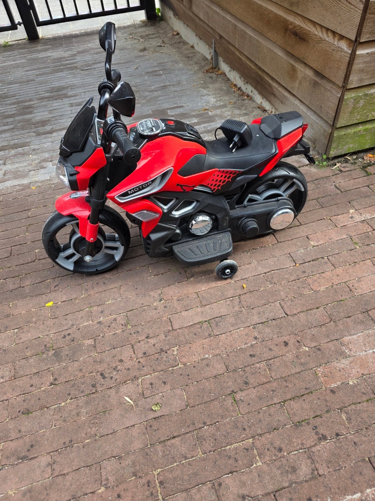 Rode elektrische kindermotor met zijwieltjes, Kinderen en Baby's, Zo goed als nieuw