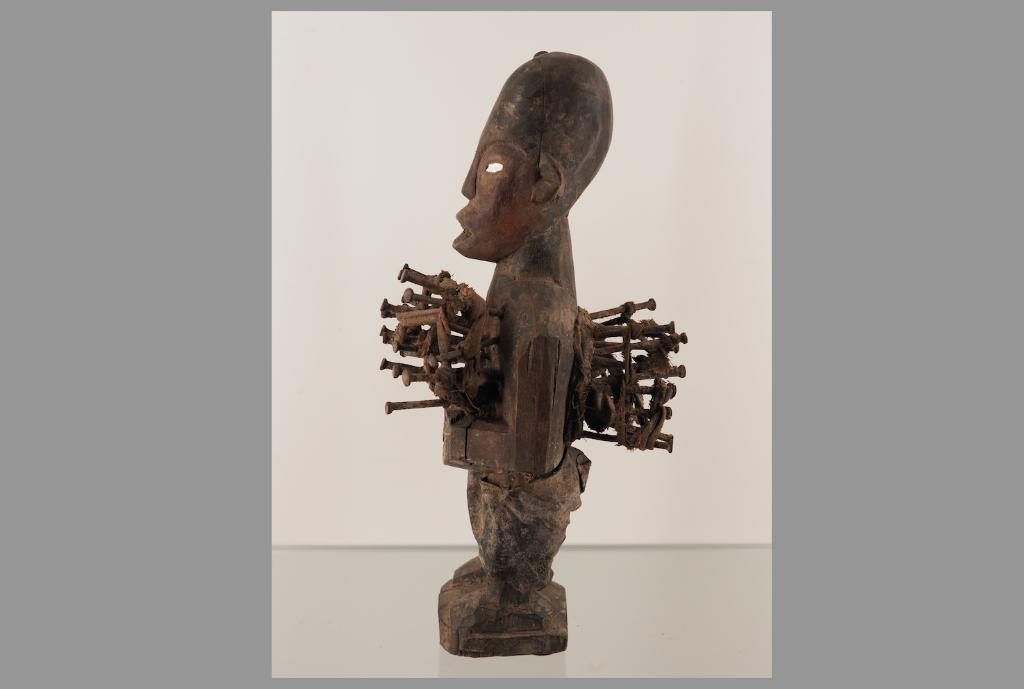 Div Afrikaanse kunst oa Nkisi beeld Congo (170620-02), Ophalen