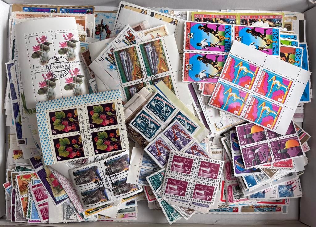XL Brievenbusdoos met vol met 4-en-deels postzegels, Ophalen of Verzenden, Buitenland