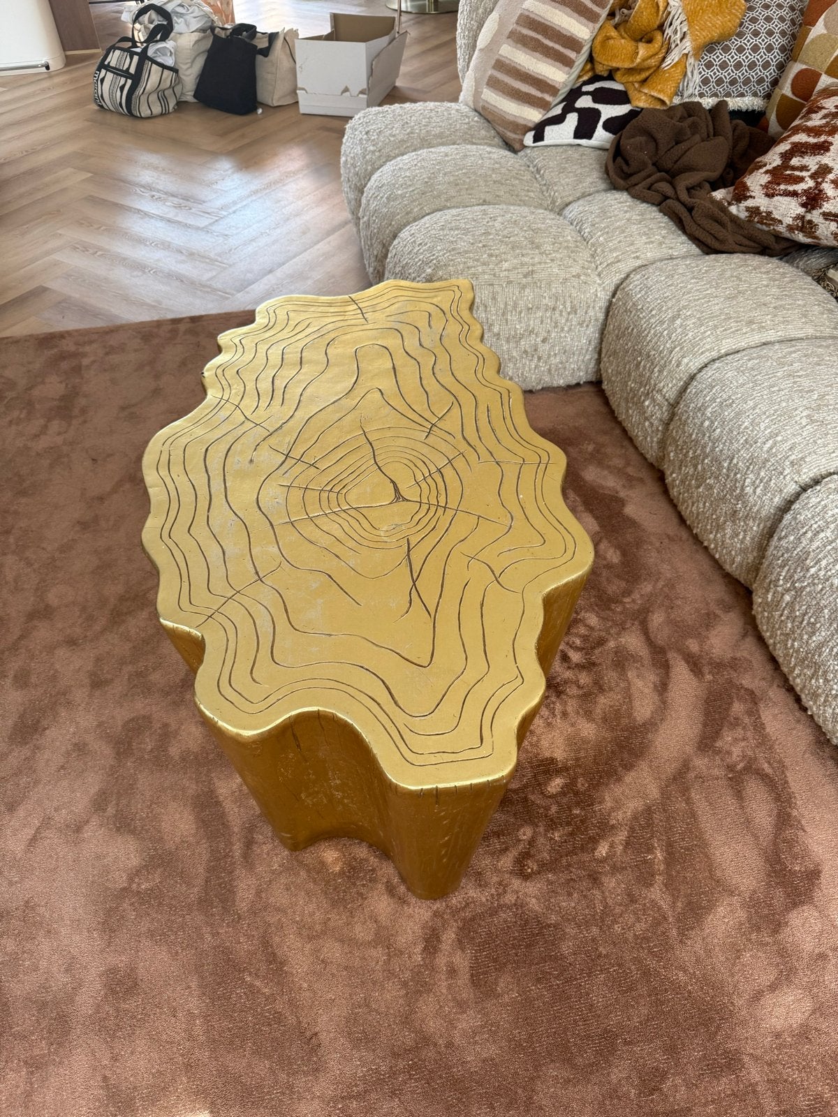 Gouden kunststof salontafel in boomstam design, Ophalen, Kunststof, Gebruikt, 50 tot 100 cm