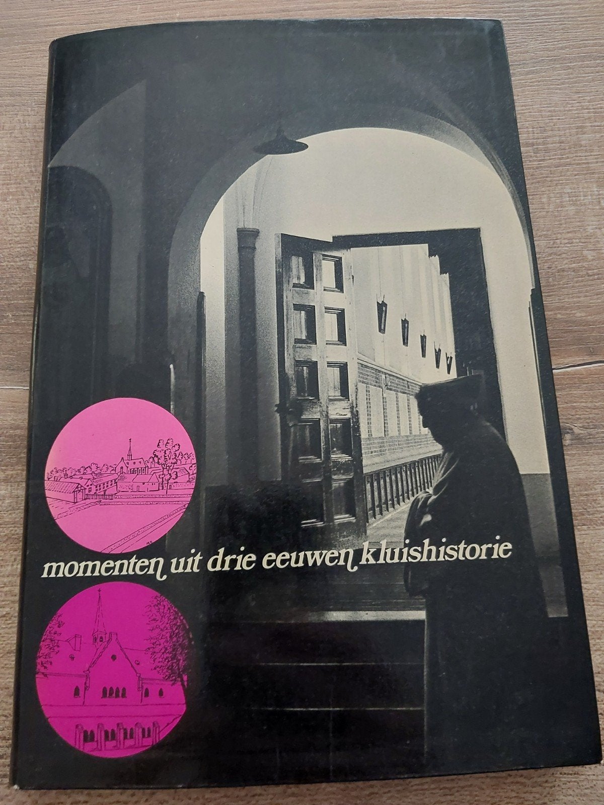 Momenten uit drie eeuwen Kluishistorie - Domien de Jong, Ophalen of Verzenden, Gelezen, Spiritualiteit algemeen, Achtergrond en Informatie