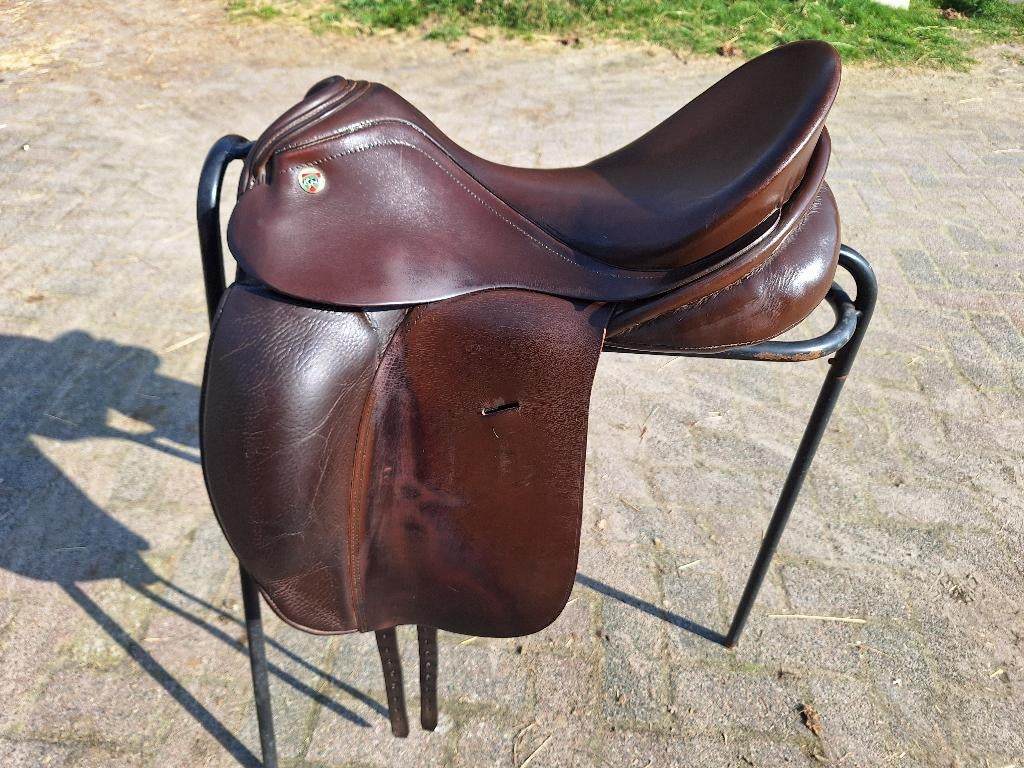 Bruin KN dressuurzadel 18inch met opliggende wrongen, Dieren en Toebehoren, Ophalen of Verzenden, Gebruikt, Dressuur