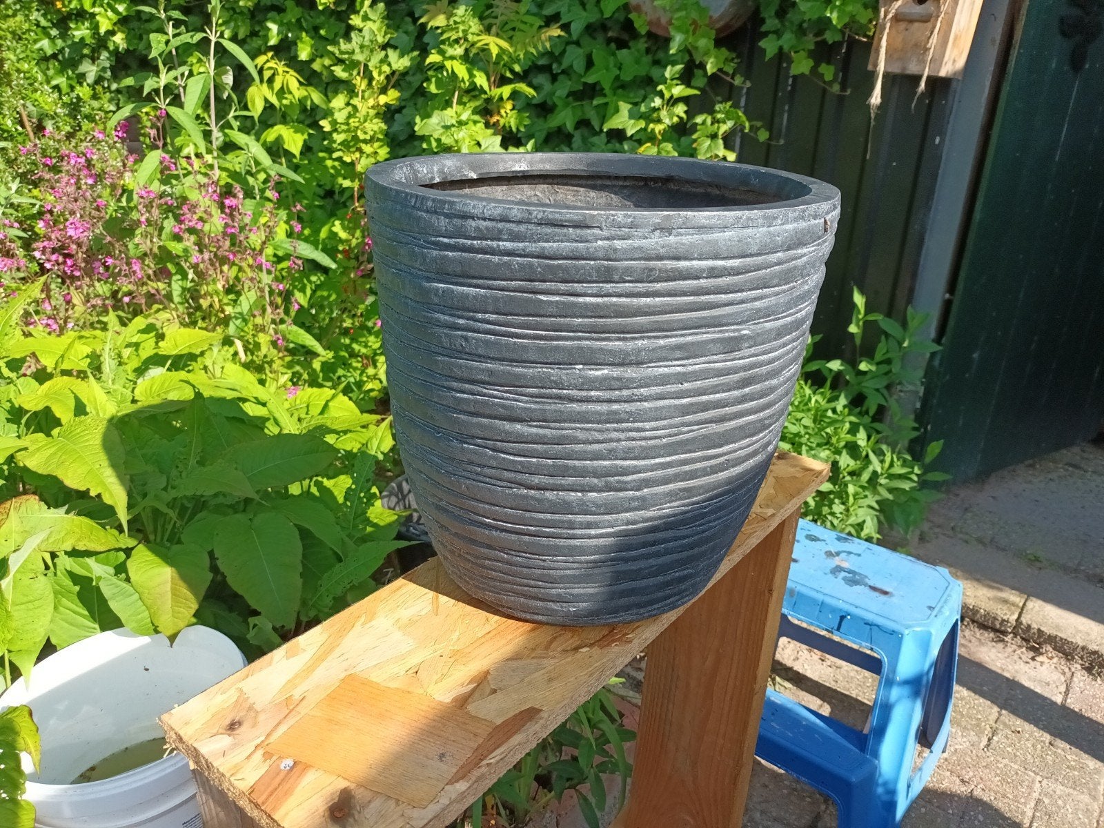 Grote bloempot voor buiten., Ophalen of Verzenden, Zo goed als nieuw, Rond, Steen