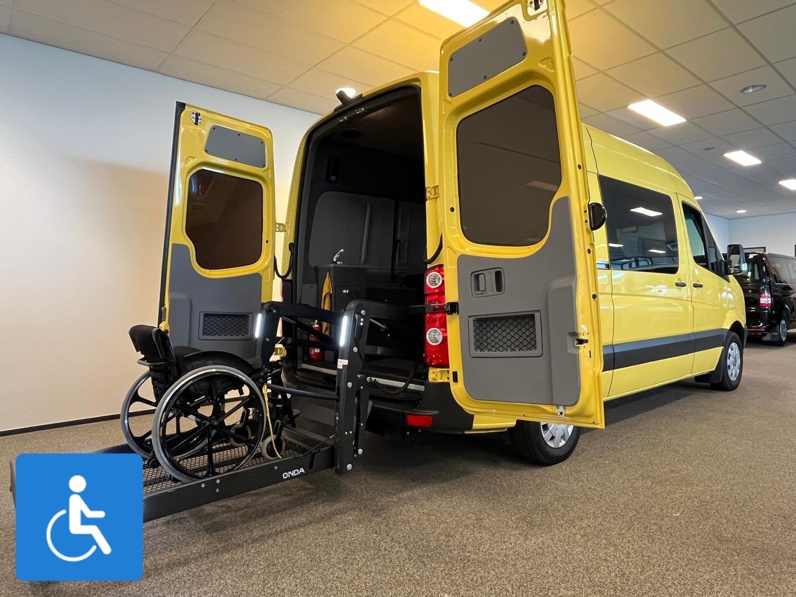 Volkswagen Crafter L2H2 Rolstoelbus Luchtvering, Gebruikt, Zwart, 4 cilinders, Volkswagen