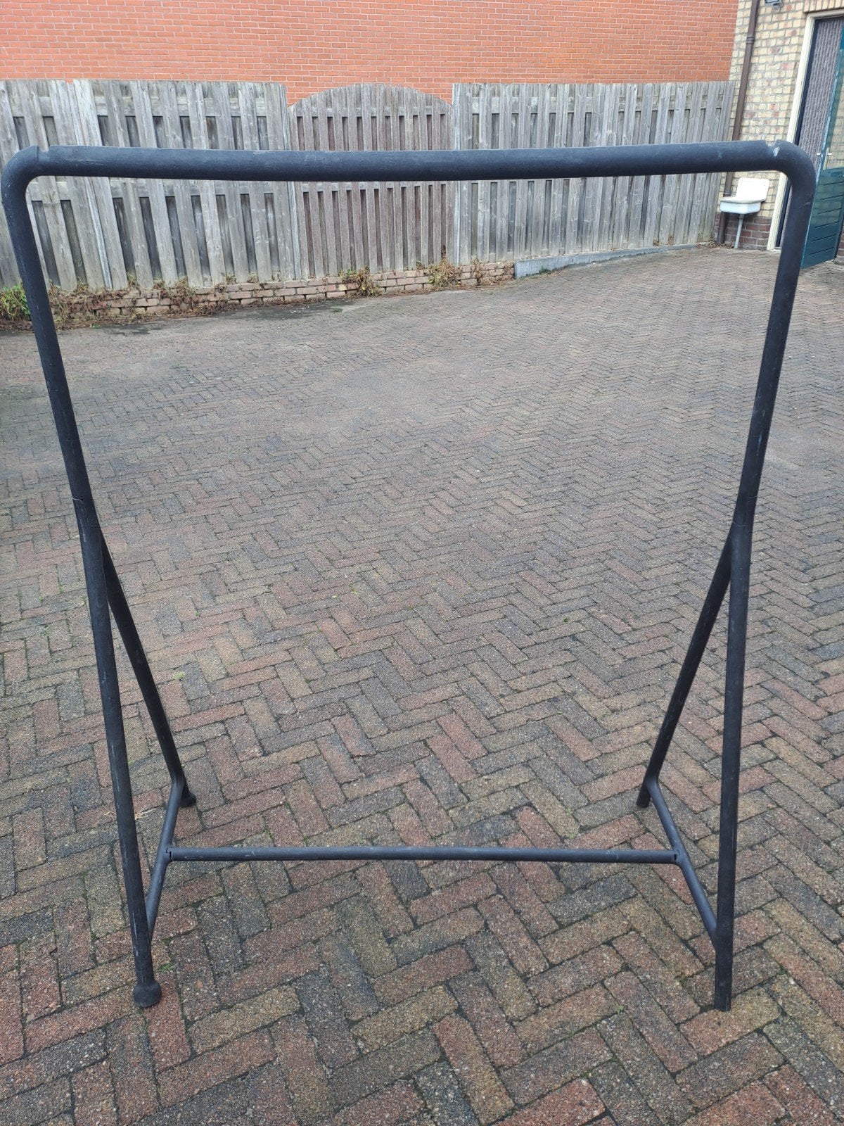 Stevig zwart kledingrek - 150hoog /118 breed, Ophalen, Met wielen, Zo goed als nieuw