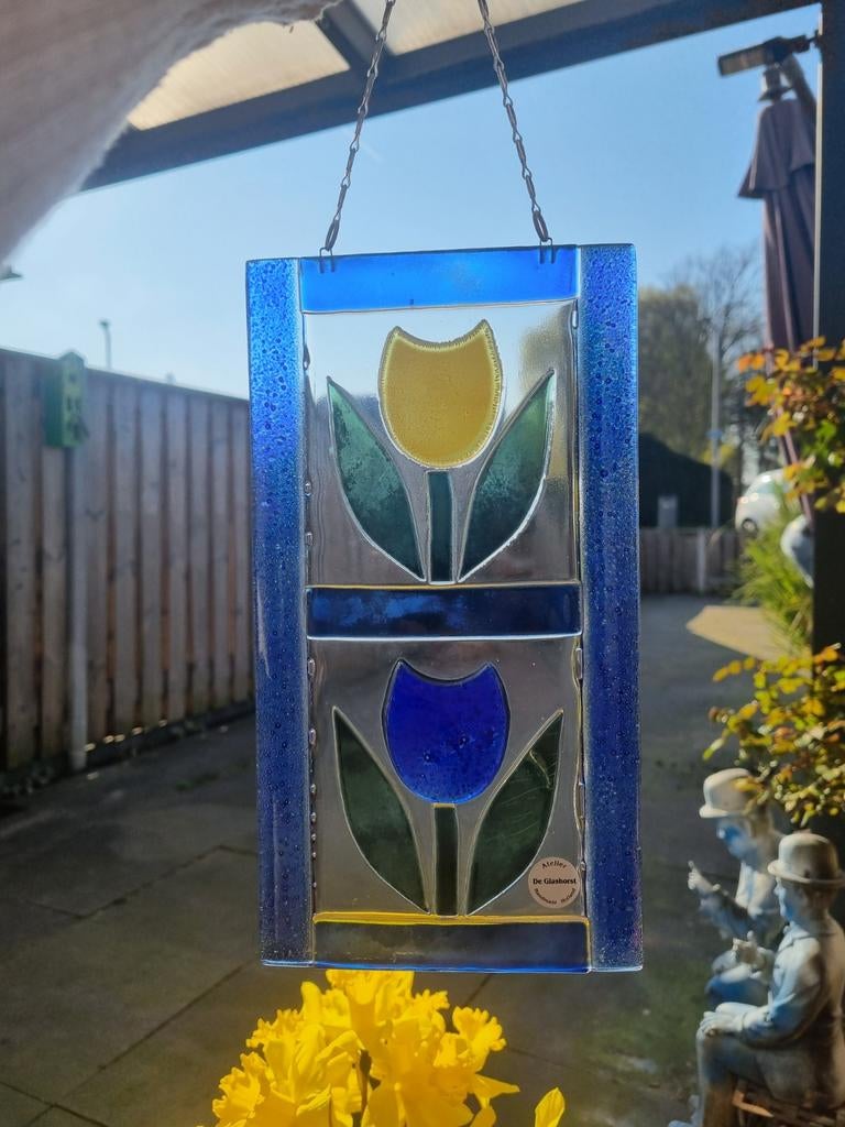 Glas in lood raamhanger met tulpen - Atelier De Glashorst, Antiek en Kunst, Antiek | Glas en Kristal, Ophalen of Verzenden