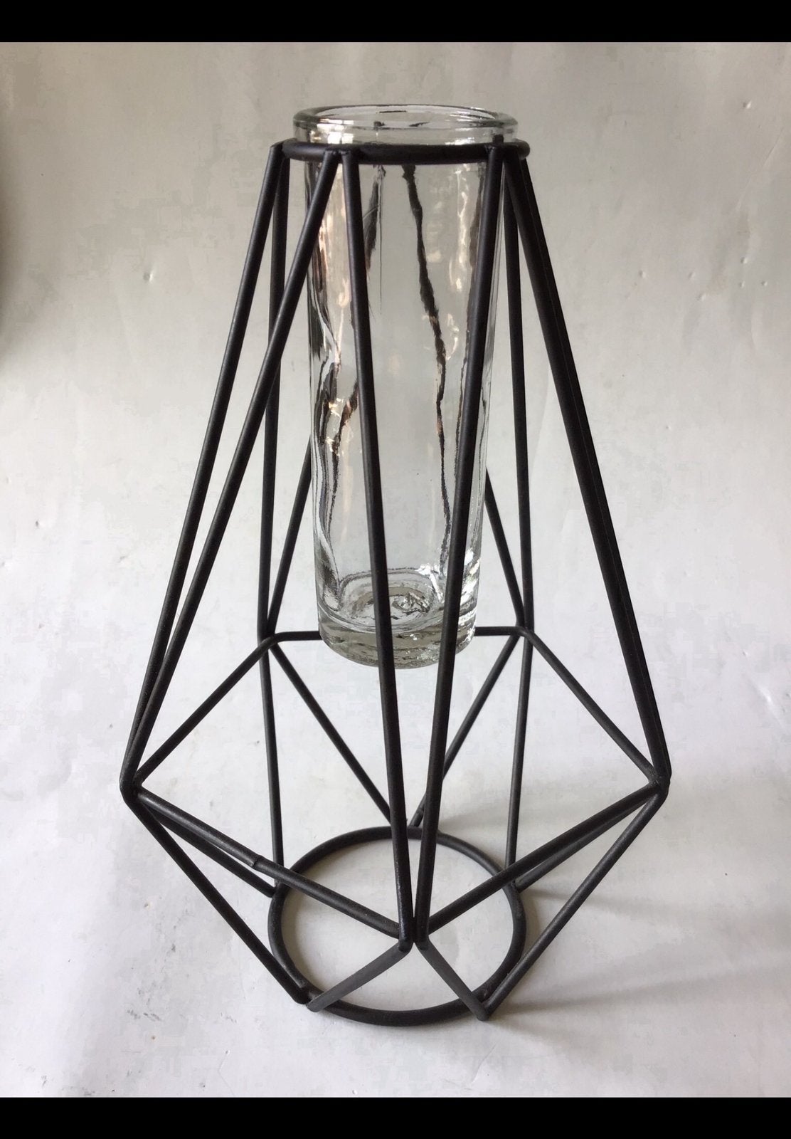 Klein industrieel glazen vaasje. Zwart metalen frame + vaas., Huis en Inrichting, Woonaccessoires | Vazen, Ophalen of Verzenden