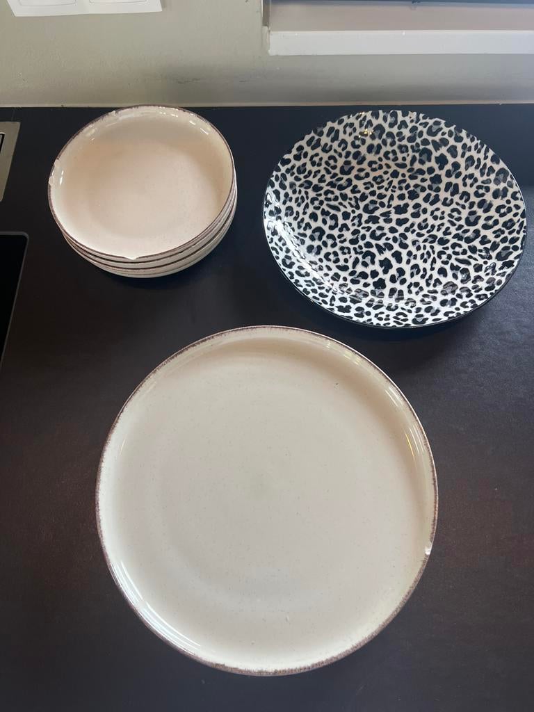 9 borden: 1 panterprint, 4 grote witte, 4 kleine witte, Huis en Inrichting, Ophalen, Gebruikt, Keramiek, Bord(en)