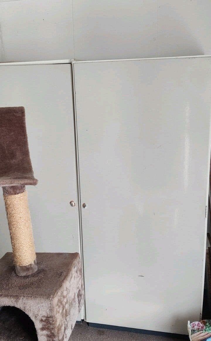 Gratis 2 x (berging/schuur) kasten, Ophalen, Gebruikt