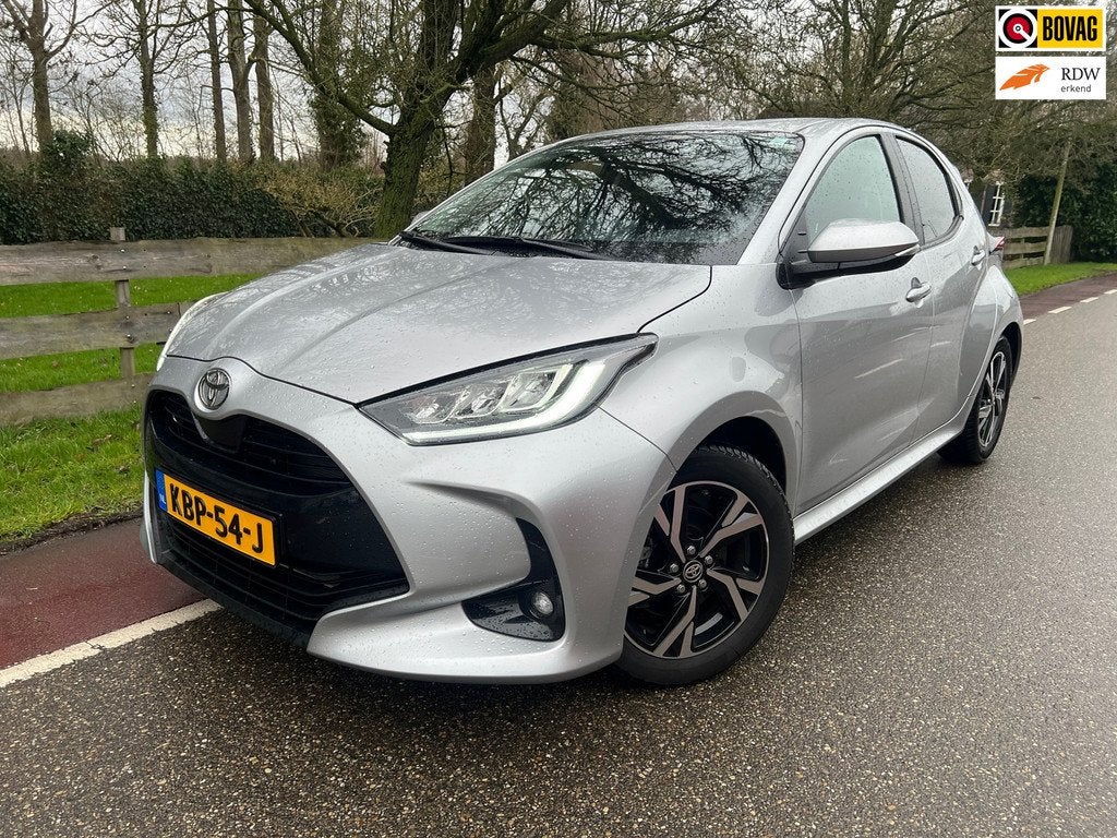 Toyota Yaris 1.5 Hybrid 115 First Edition Camera Automaat, Gebruikt, 450 kg, 1490 cc, Bedrijf