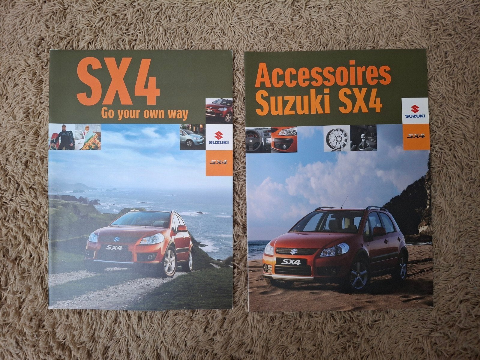 2x autofolder Suzuki SX4, Verzenden, Zo goed als nieuw, Overige merken