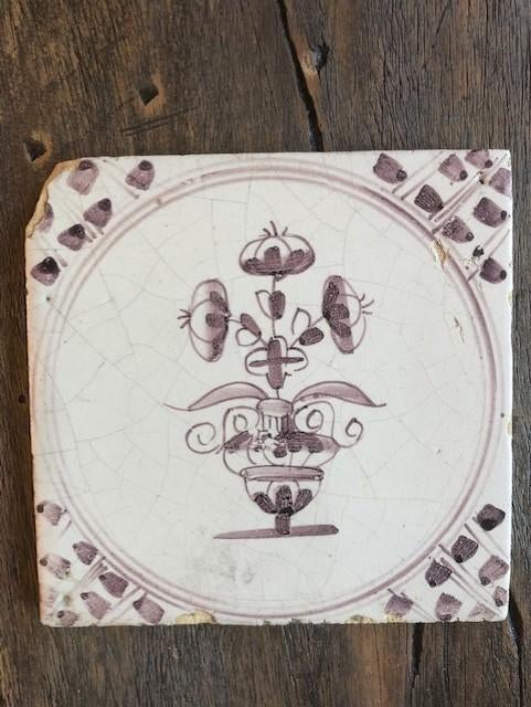 Antieke tegel met lelie paarstint 13x13cm, Antiek en Kunst, Ophalen of Verzenden