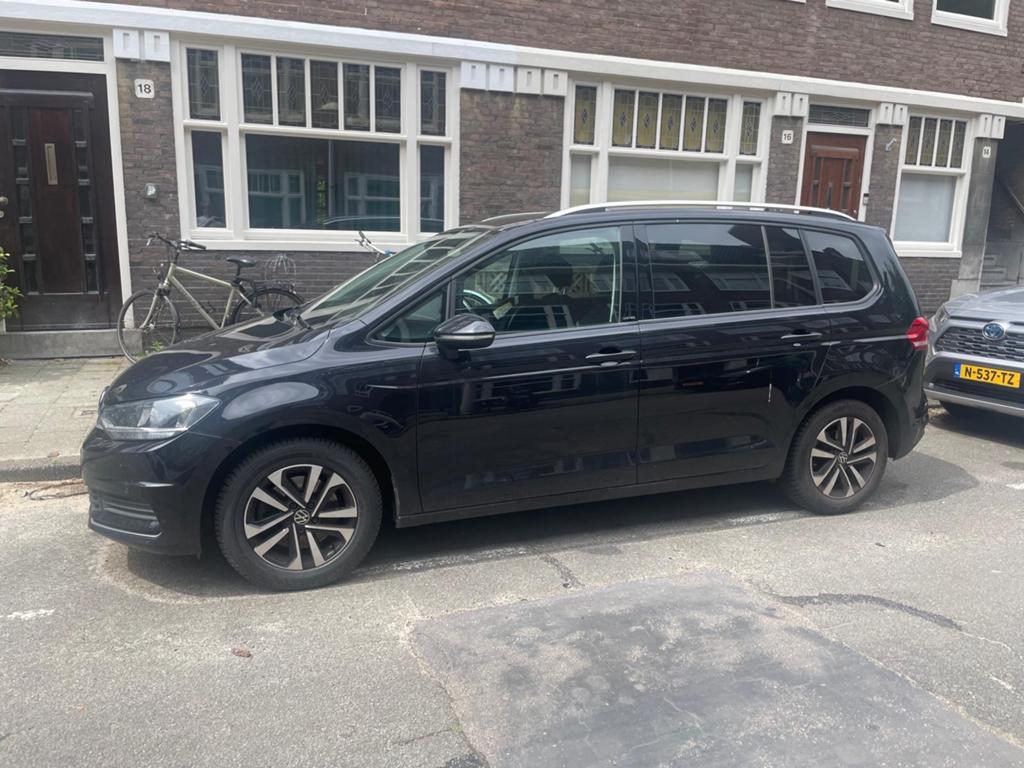 Volkswagen Touran 1.5 TSI 150pk BMT 2021 Zwart, Auto's, Voorwielaandrijving, 1498 cc, 4 cilinders, 7 stoelen
