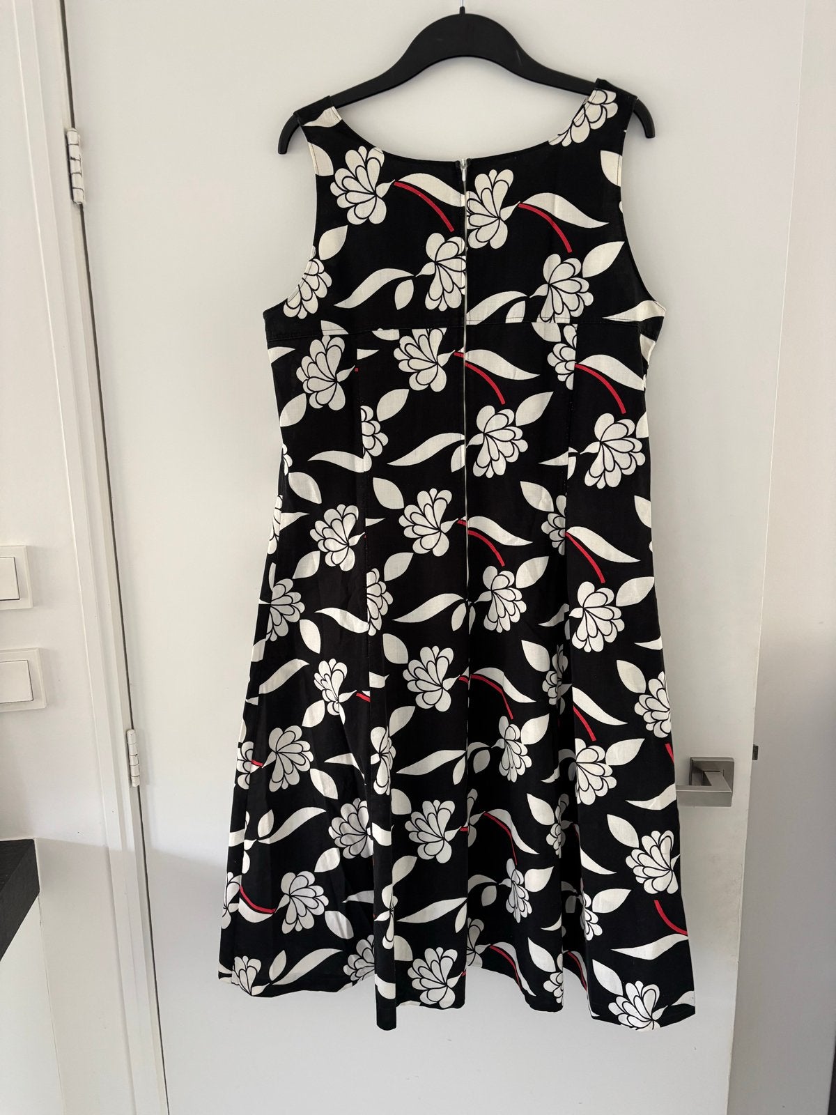 Retro Zwart-witte jurk met bloemenprint en rode accenten, Zwart, Maat 46/48 (XL) of groter, Ophalen of Verzenden, Gedragen