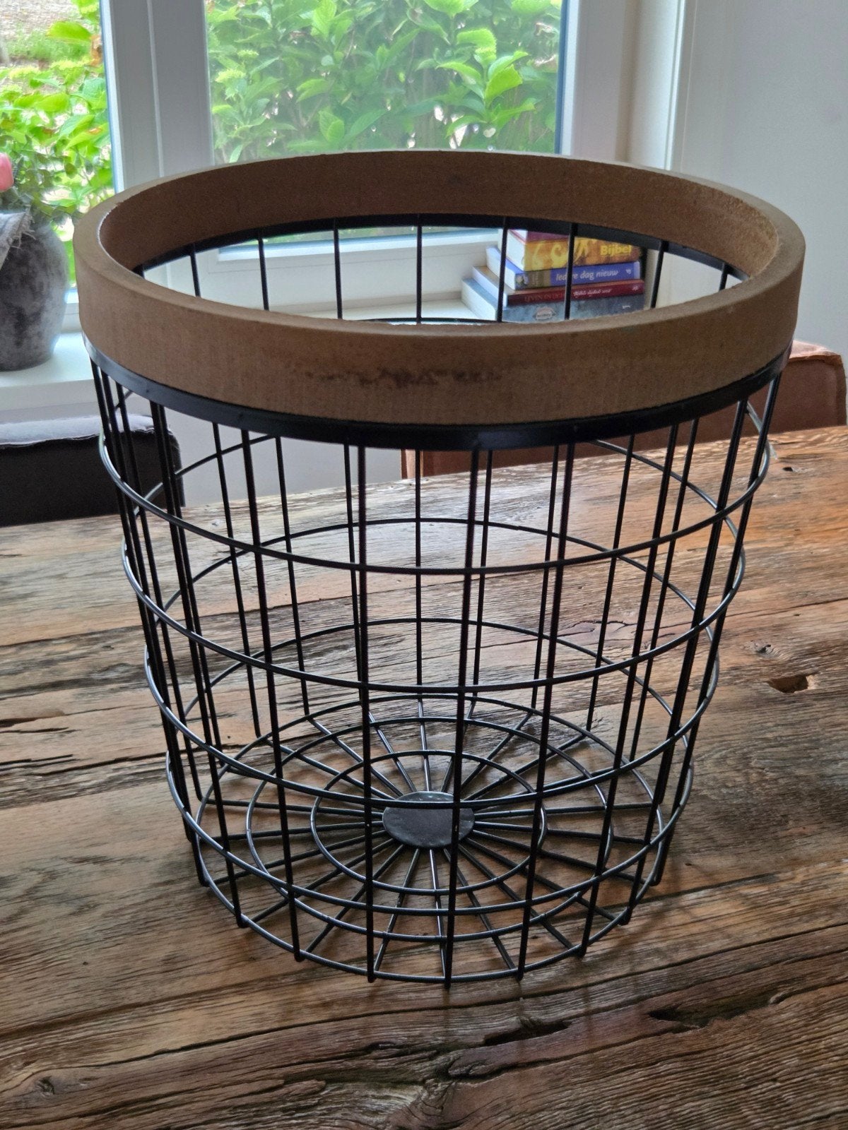 Leuke draadmand met houten rand, Huis en Inrichting, Woonaccessoires | Schalen en Manden, Ophalen, Zo goed als nieuw, Rond, Mand