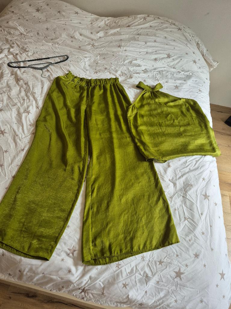 Costes groene broek en haltertop maat L als nieuw, Kleding | Dames, Broeken en Pantalons, Ophalen, Maat 42/44 (L), Zo goed als nieuw