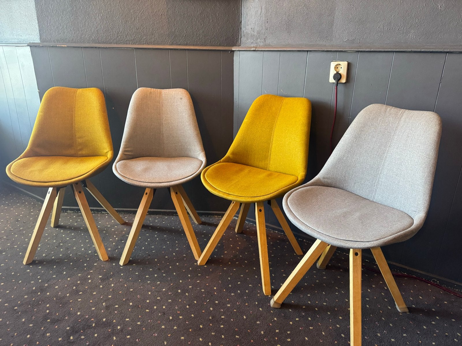 4 eetkamerstoelen met houten poten - setprijs, Ophalen, Gebruikt, Overige kleuren, Vier