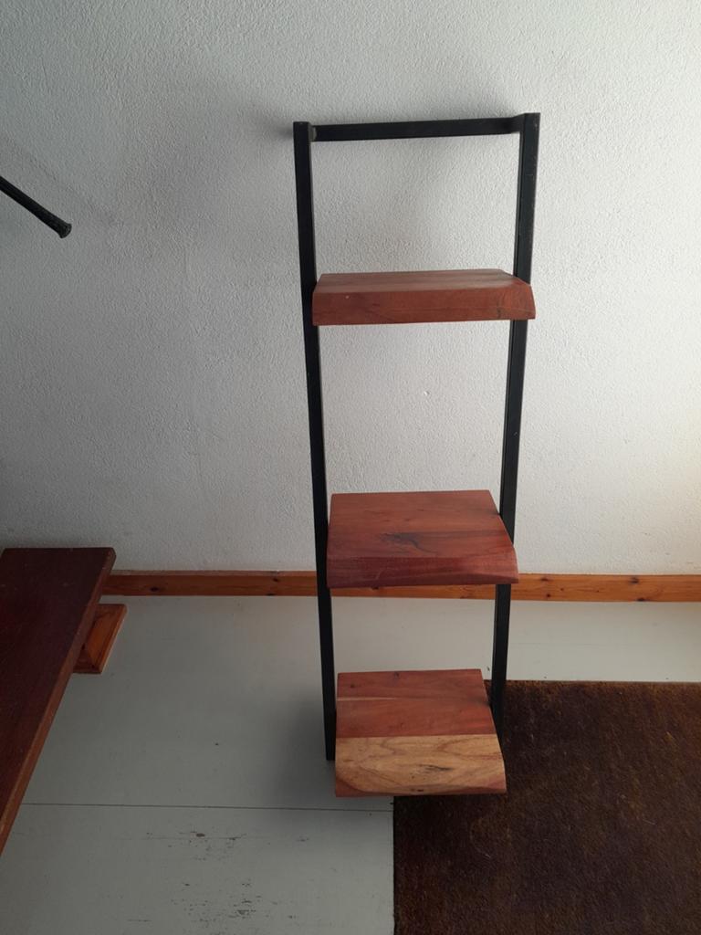 Leuk wandmeubel/ boekenplank met drie plateaus., Ophalen, Gebruikt