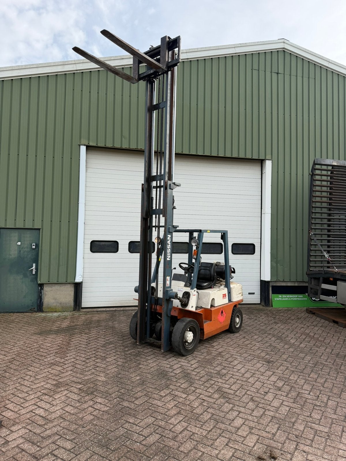 Te koop heftruck nissan 2,5 ton sideshift gas, Zakelijke goederen, 2000 tot 3000 kg, Ophalen of Verzenden, LPG, Heftruck