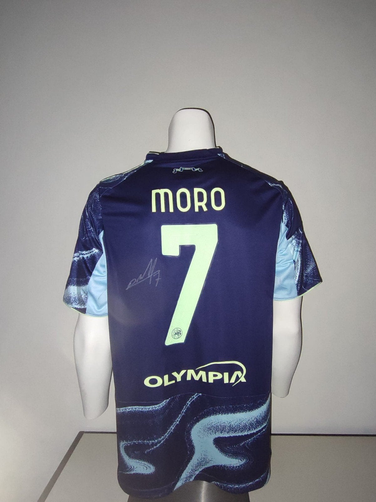 Ajax shirt gesigneerd door Moro met certificaat van echtheid, Ophalen of Verzenden, Nieuw, Ajax, Shirt