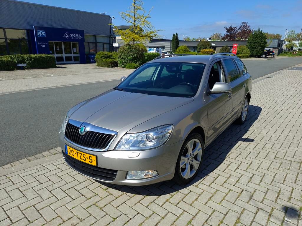 Skoda Octavia 1.2 TSI Combi Automaat DSG 2012 Beige, Stof, Zwart, 4 cilinders, Beige