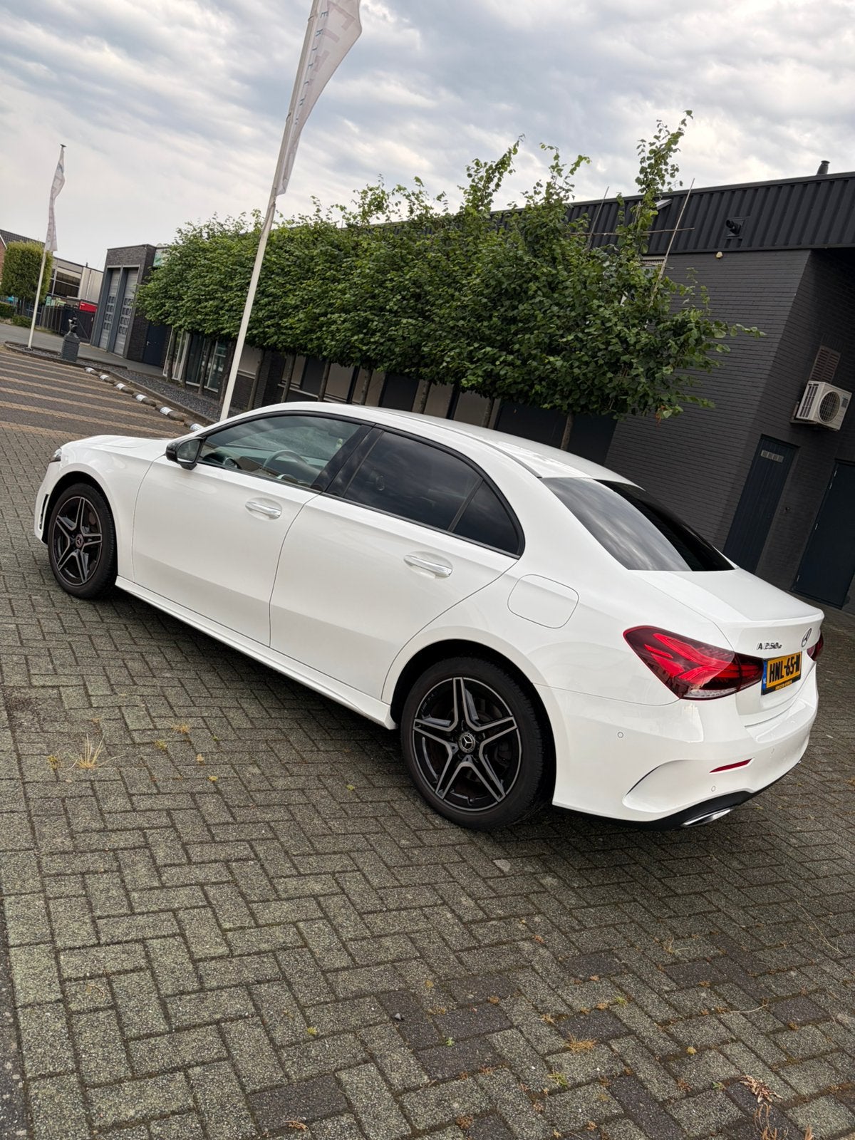 Mercedes benz A-Klasse limousine amg A250e hybrid Bur 218pk, Zwart, 160 pk, Alcantara, Wit