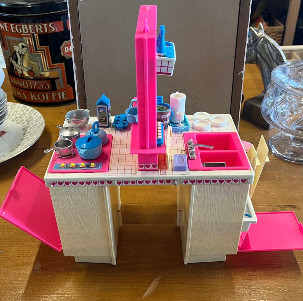 barbie keukentje vintage, Ophalen of Verzenden, Zo goed als nieuw, Kleertjes