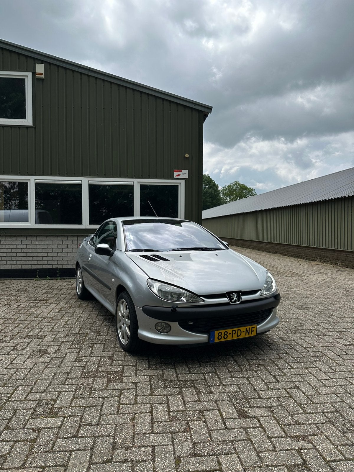 Peugeot 206 2.0 16V CC 2003 Grijs, Auto's, 136 pk, 4 cilinders, Cabriolet, 4 stoelen