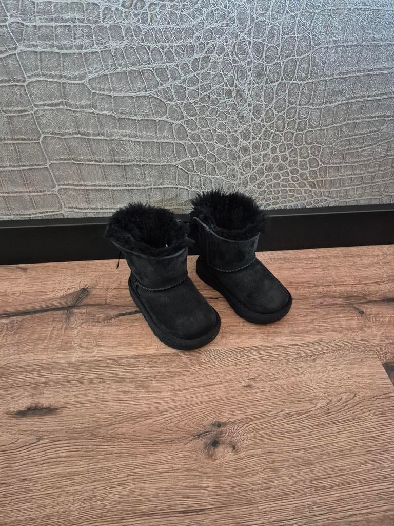 Uggs maat 22, Ophalen, Zo goed als nieuw, Meisje, Schoentjes