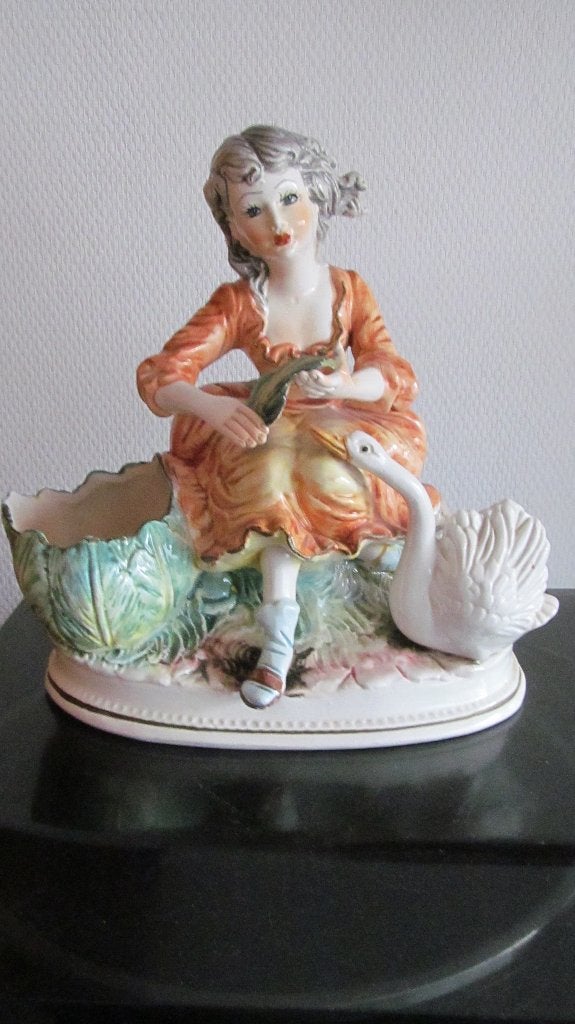 Vintage Capodimonto beeld herderin met zwaan., Ophalen, Gebruikt, Mens