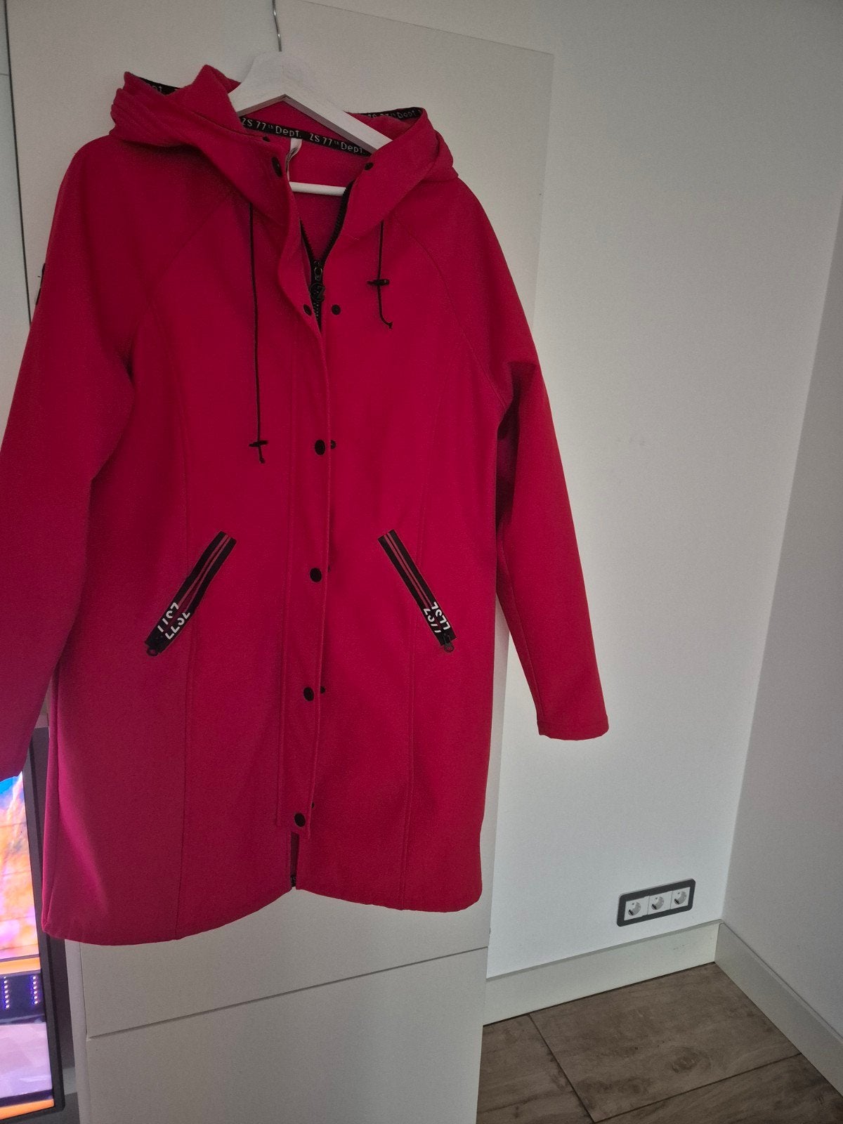 Lange rode jas, zo goed als nieuw, Kleding | Dames, Verzenden, Maat 42/44 (L), Zo goed als nieuw, Rood