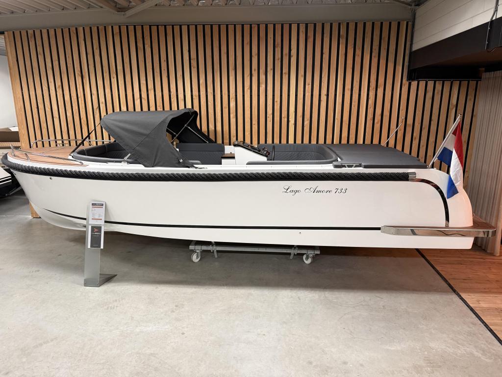 Demo LAGO AMORE 733 '80PK HONDA' KOELKST AUDIO BOEGSCH 2026, Watersport en Boten, Tender, Lago Amore, Zo goed als nieuw, Zonnedek