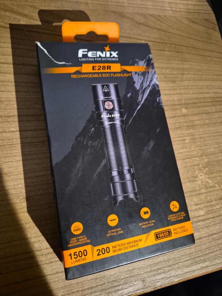 fenix e28r zaklamp flashlight, Ophalen, Nieuw, Accu