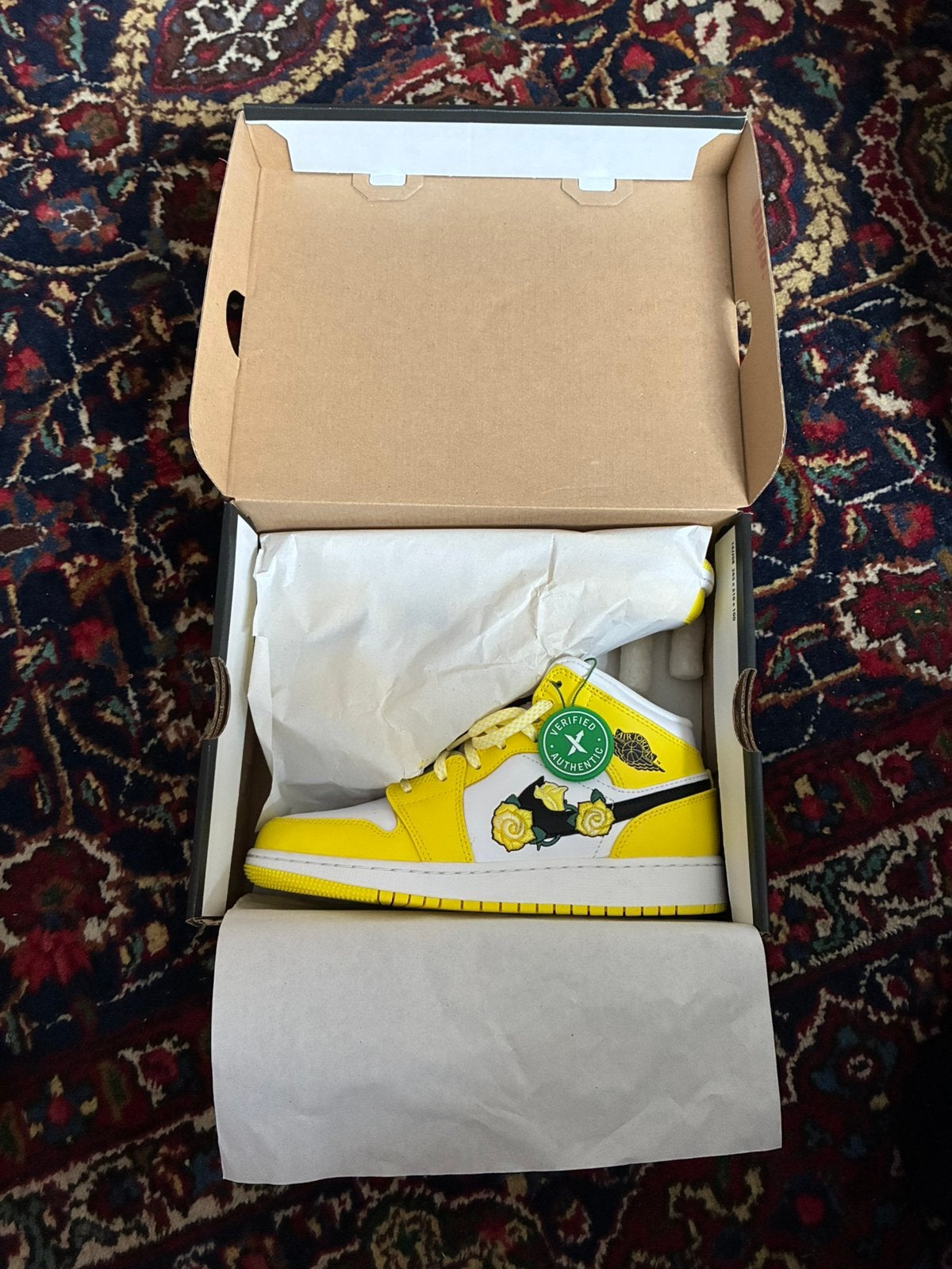 Jordan 1 mid Dynamic Yellow Floral (GS), EU 37,5, Geel, Nieuw, Ophalen of Verzenden, Sneakers of Gympen