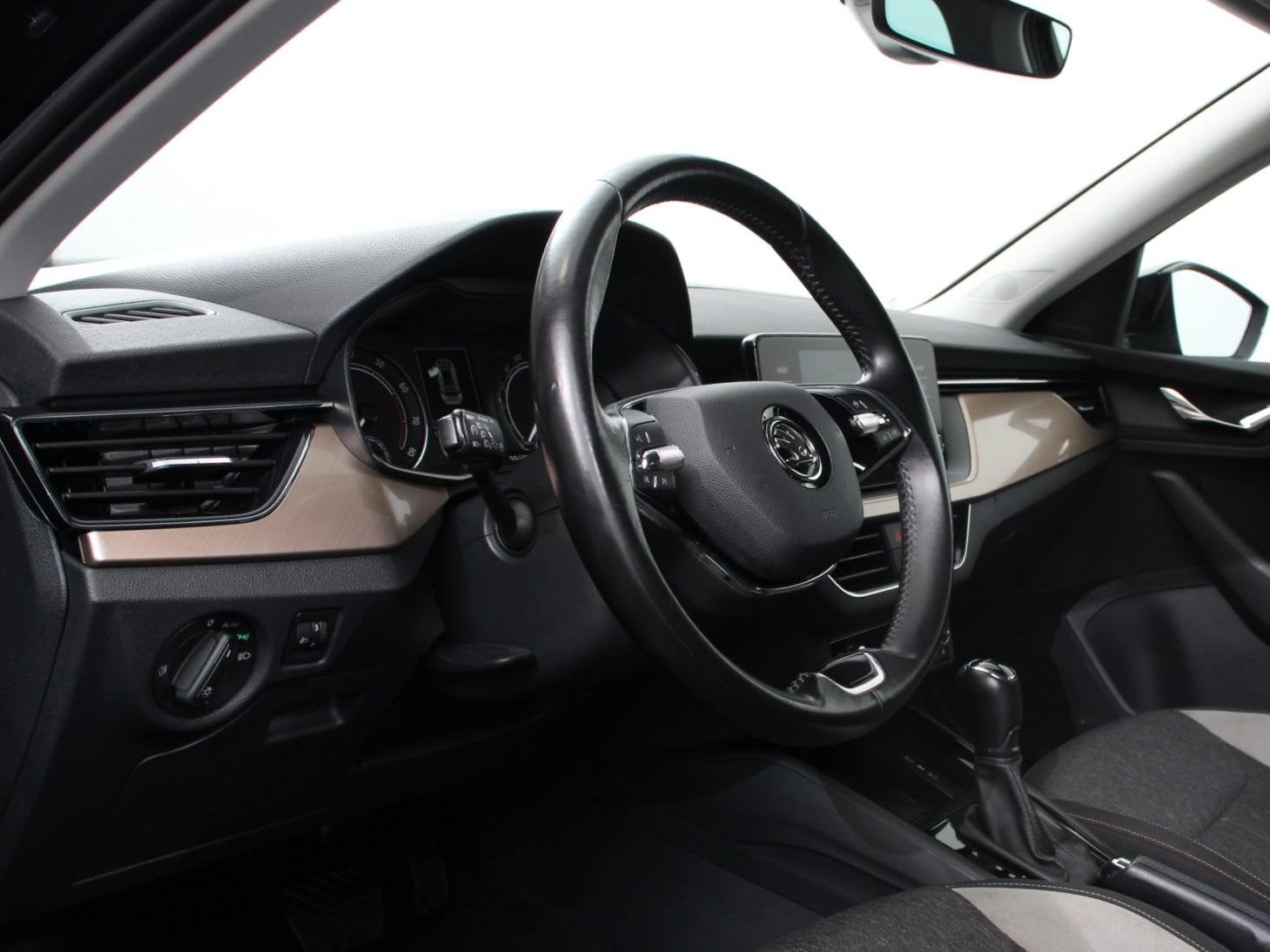 Skoda Kamiq 1.0 TSI 110pk DSG Style Navigatie Apple Carplay, Gebruikt, Zwart, Bedrijf, 3 cilinders