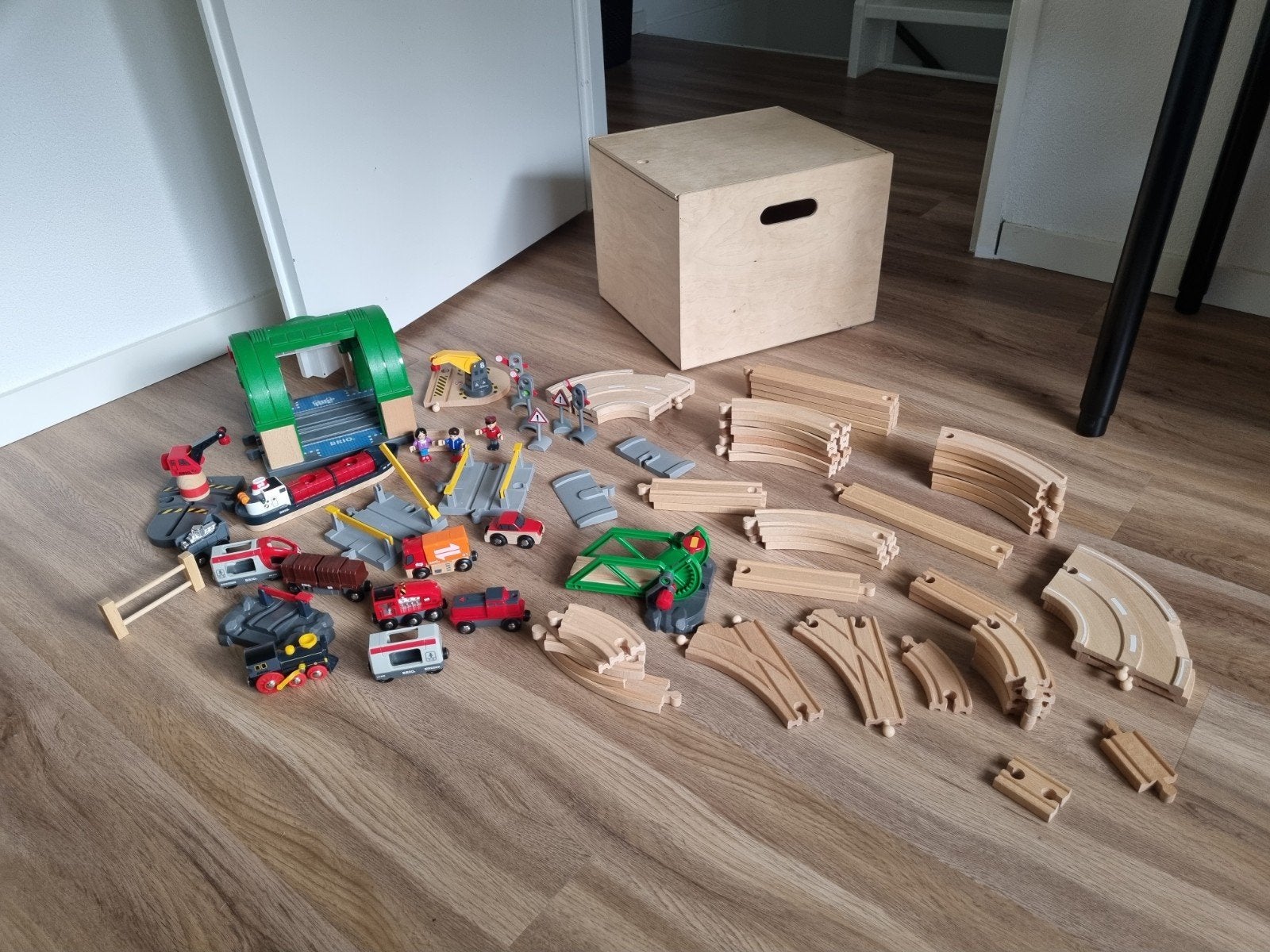 Grote Brio treinbaan set met veel accessoires en opbergkist, Kinderen en Baby's, Ophalen, Nieuw