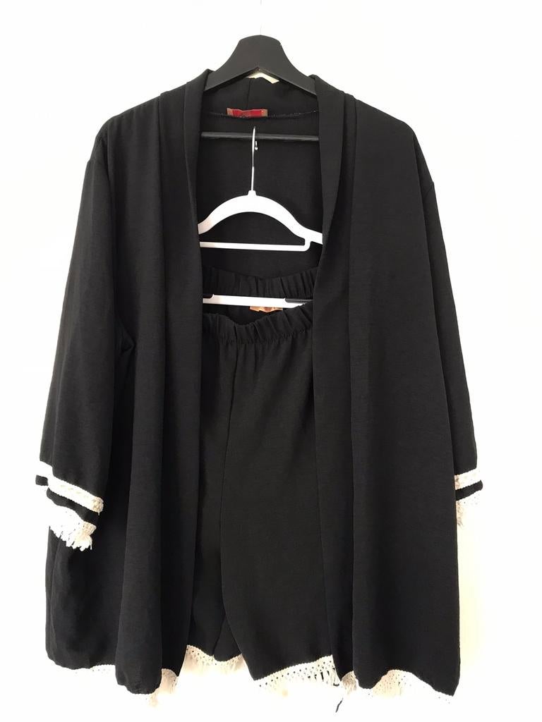 Zwart ecru set jasje met een korte broek ibiza style, Ophalen, Zo goed als nieuw, Zwart, Broek of Spijkerbroek