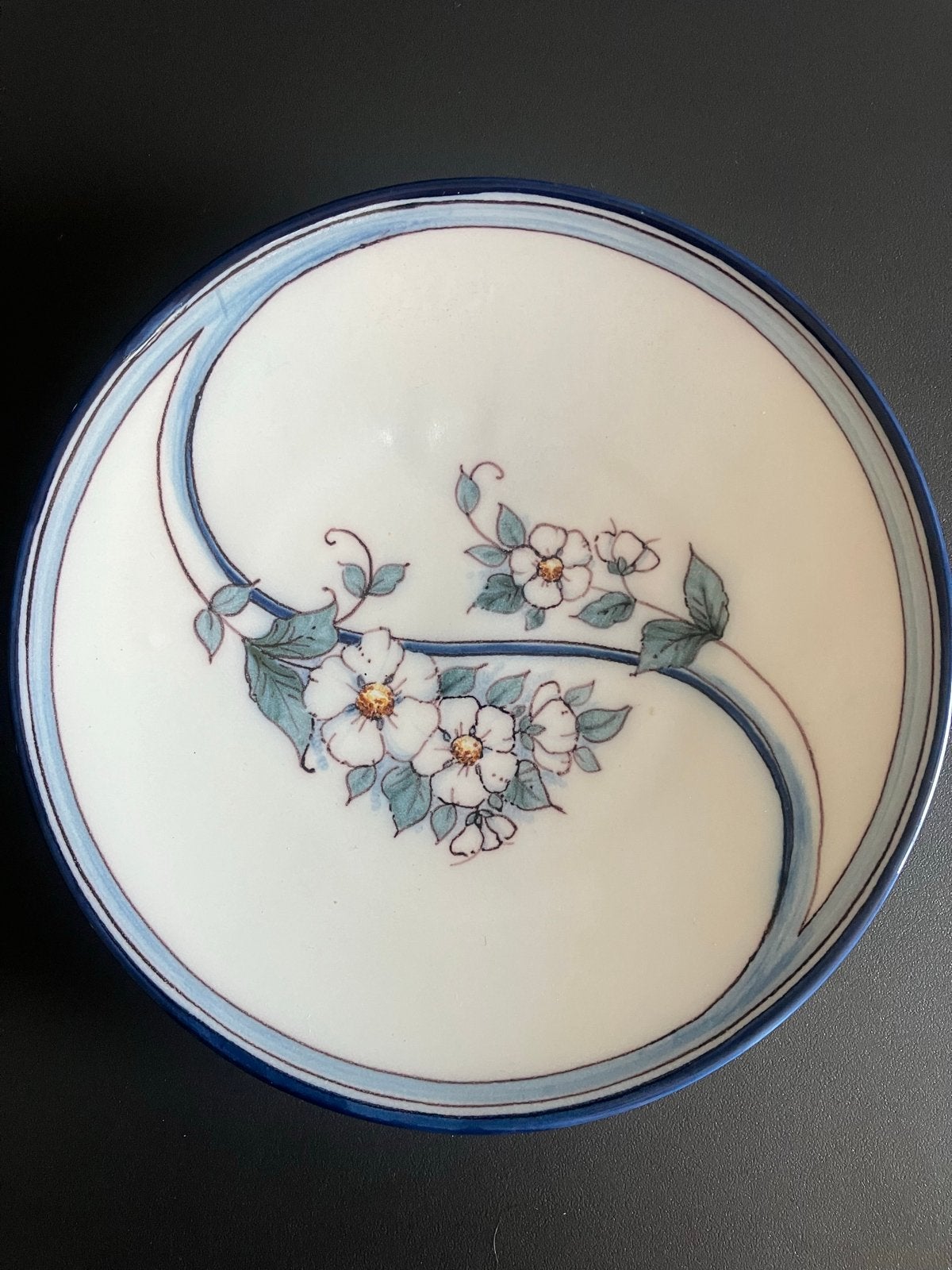 Makkum sierbord met floraal decor in blauwtinten, 18cm, Antiek en Kunst, Ophalen of Verzenden
