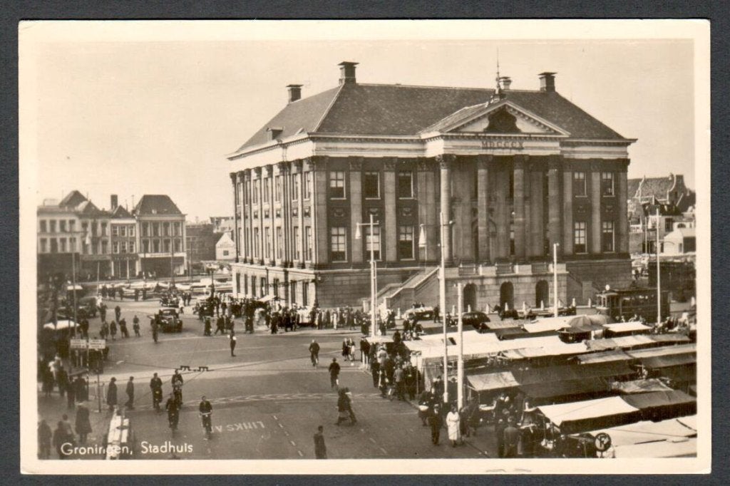 Oude Ansicht - Groningen Stadhuis met Markt - 1945 - Gr., Ophalen of Verzenden, 1940 tot 1960, Gelopen, Groningen