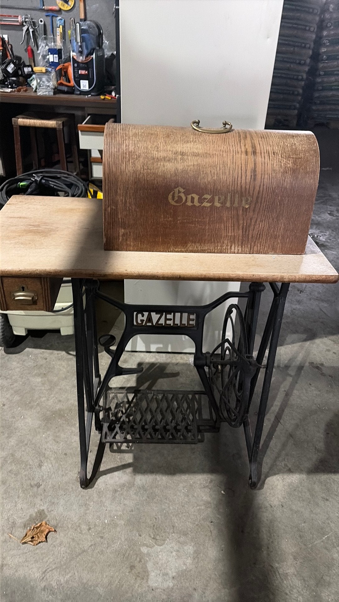 Gazelle naaimachinr antiek, Ophalen