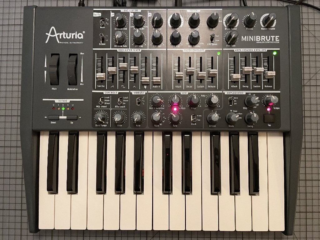 Arturia Minibrute, Muziek en Instrumenten, Overige merken, Gebruikt, Met midi-aansluiting, Overige aantallen