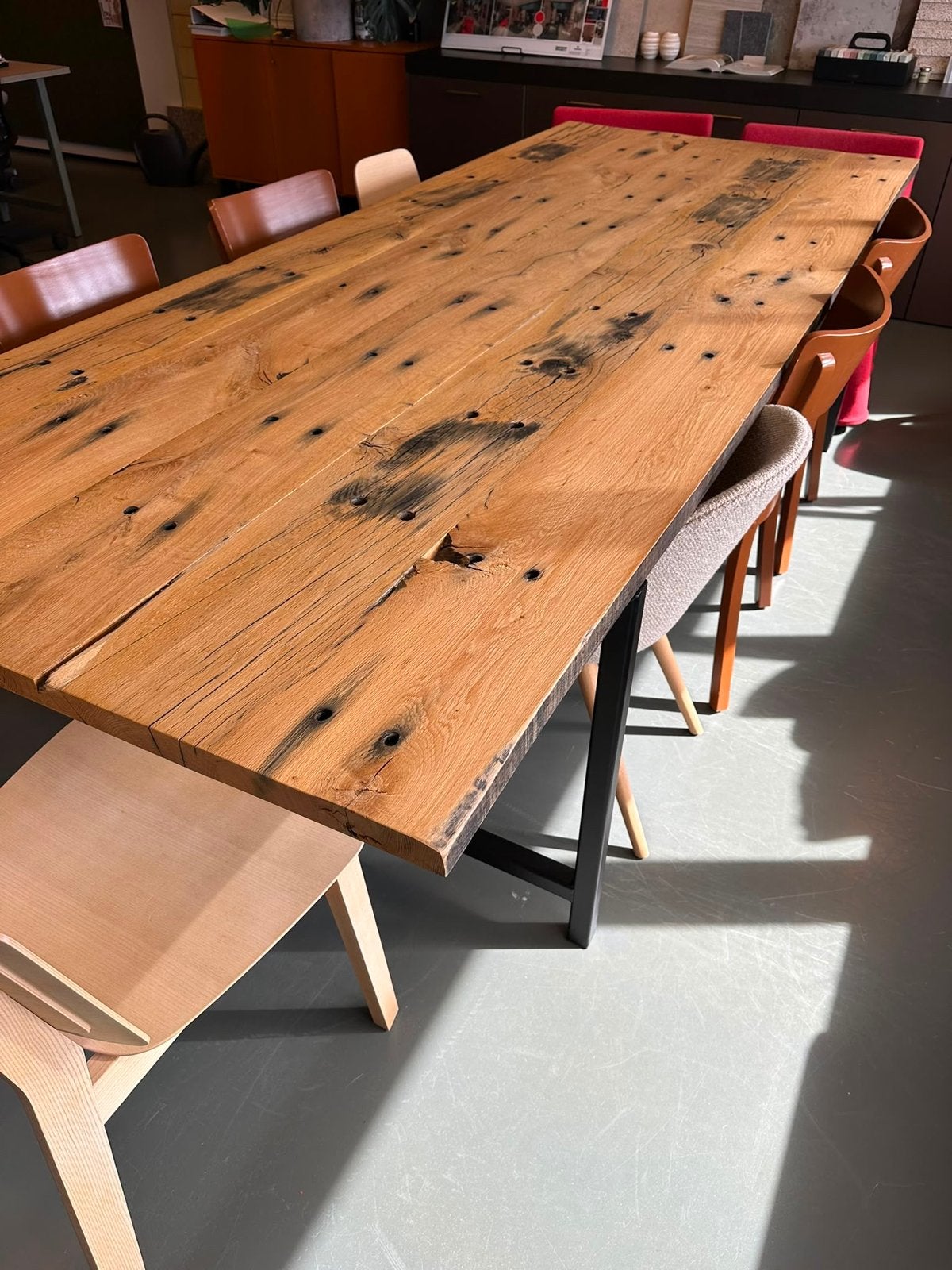 Stoere robuuste tafel met grof houten blad stalen onderstel, Gebruikt, 100 tot 150 cm, 200 cm of meer, Ophalen of Verzenden