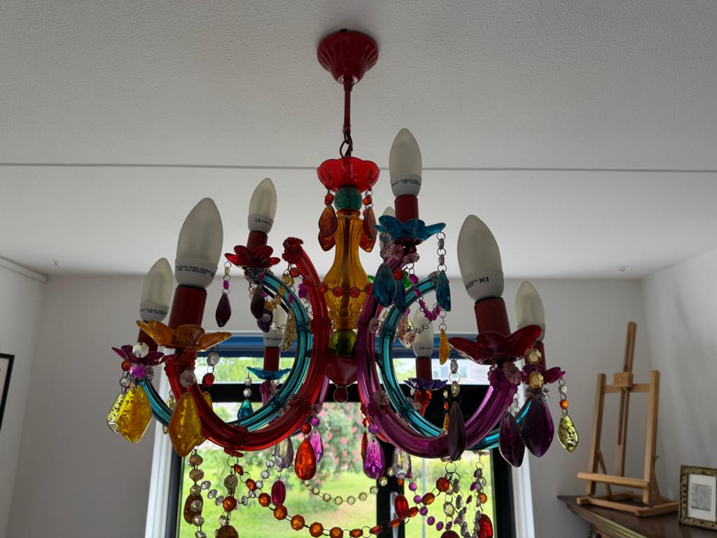 Kleurrijke kroonluchter met 9 lampen - Roze, rood, blauw, or, Huis en Inrichting, Lampen | Kroonluchters, Ophalen of Verzenden