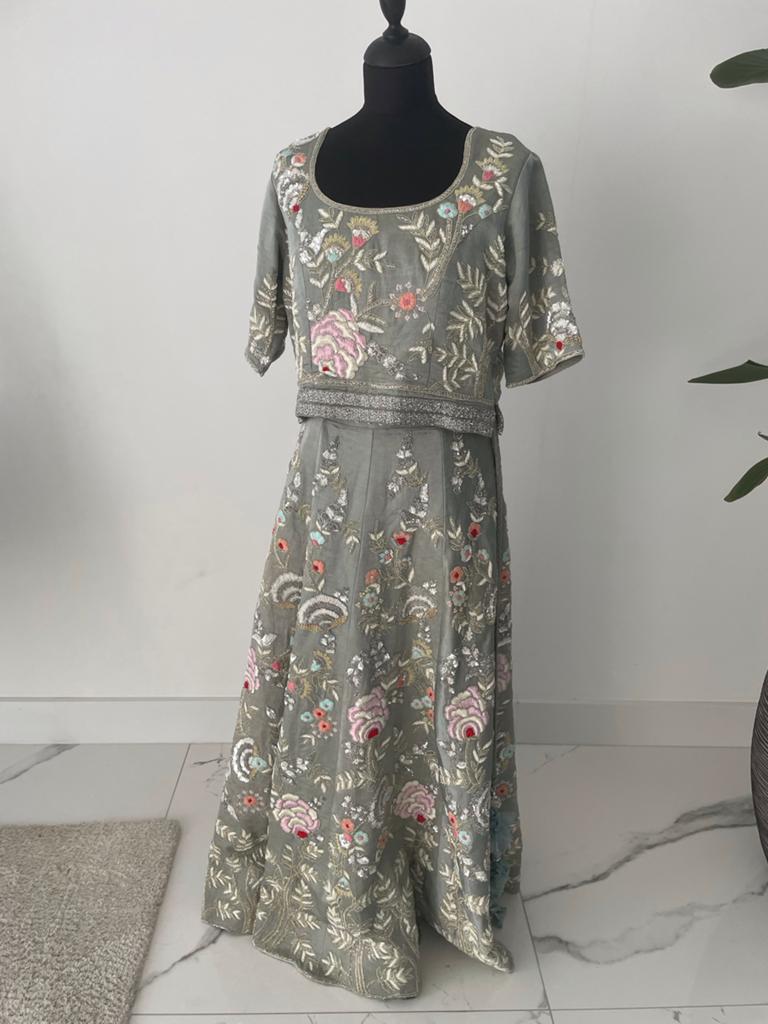 Prachtige Indiase Lehenga Choli met borduurwerk maat L, Overige typen, Maat 42/44 (L), Ophalen of Verzenden, Zo goed als nieuw