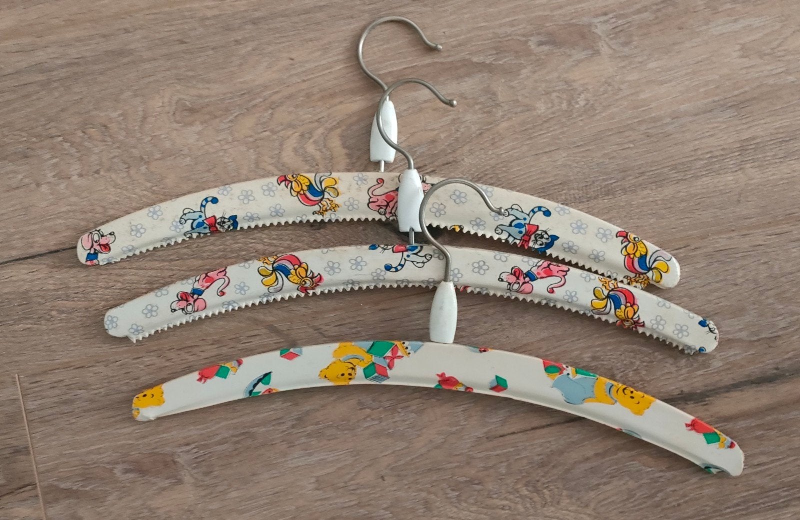 Vintage jaren '60 houten  hangertjes bekleed met kunststof., Kinderen en Baby's, Kinderkamer | Inrichting en Decoratie, Ophalen of Verzenden